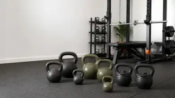 Illustration af kettlebells til styrketræning