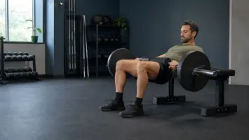 Hip thrust med vægtstang til stærke baller