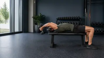 Dumbbell pullover der træner bryst og latissimus liggende